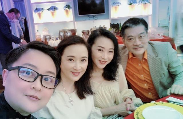 黄蓉扮演者魏秋桦近日照片曝光一脸温柔看向镜头