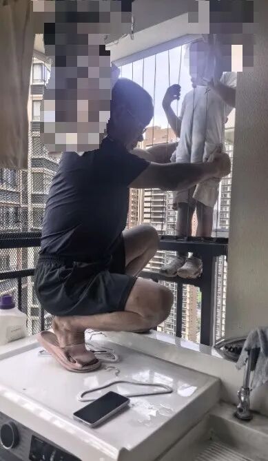 广西一阿姨在37楼阳台刷手机,阳台外突然爬下来一个男孩 广西一阿姨在37楼阳台刷手机,阳台外突然爬下来一个男孩