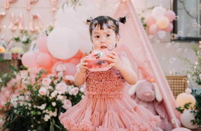 而严屹宽在最后的配图更是附上了自己的自拍,只不过他的自拍在一片