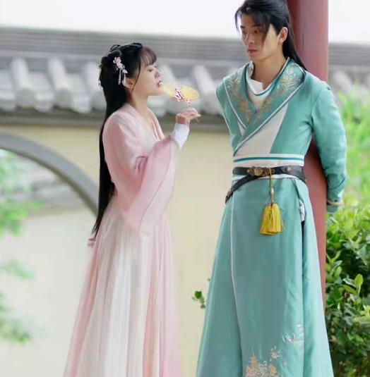 何泓姗和吴希泽姐弟恋曝光两人牵手旅行引起网友热议