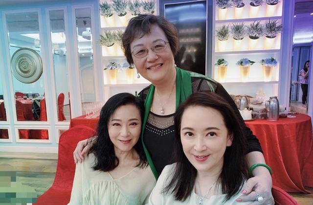 黄蓉扮演者魏秋桦近日照片曝光一脸温柔看向镜头