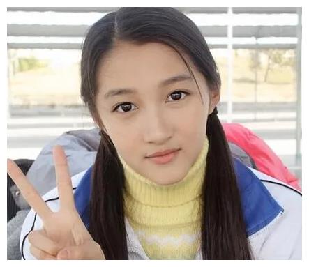 关晓彤初中照片被曝光,身后男同学的眼神亮了,网友:过于真实!