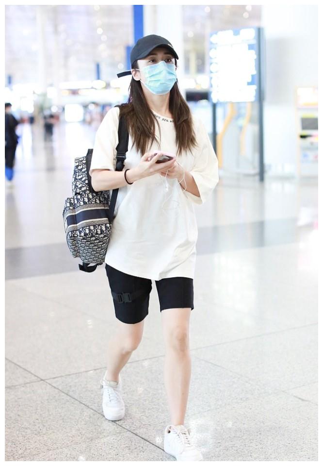 刘芸发文感谢姐姐后现身机场穿热裤秀美腿挥手打招呼