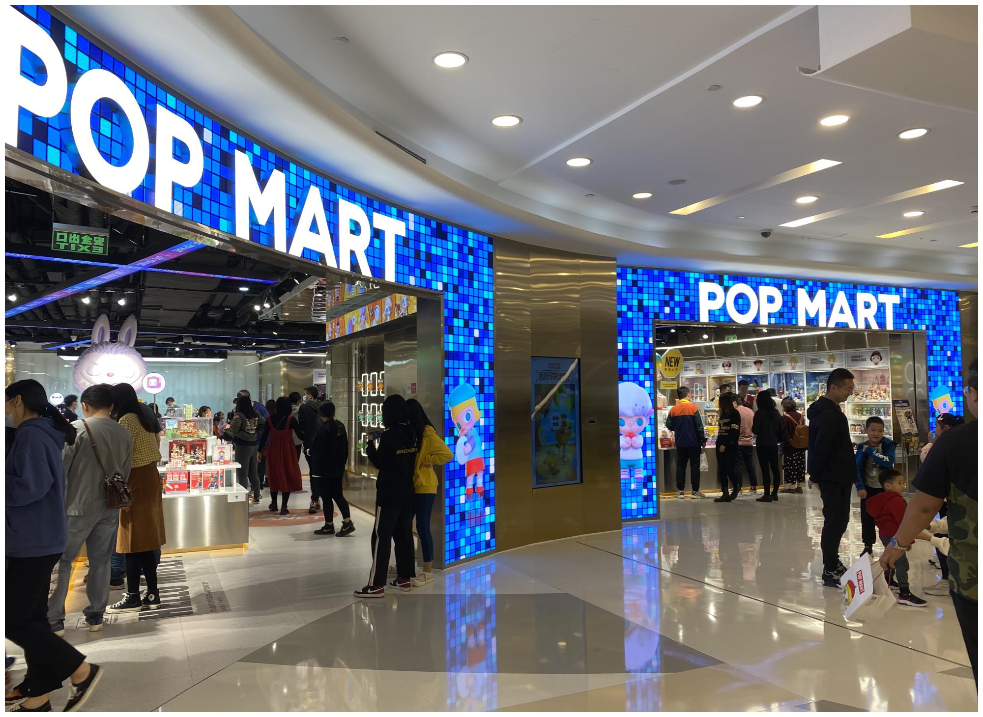 原来这家店在王府井apm三层,装修后搬到了apm一层东门附近,店面更加