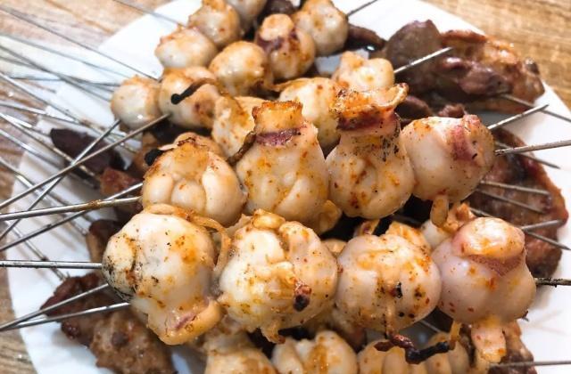 青岛老沧口老字号烧烤小店,最出名的还是大鱿鱼牙,老板娘亲自烤