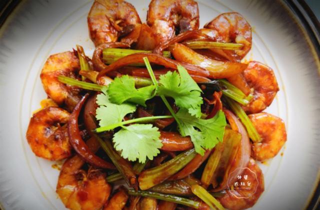 夏天吃大虾别只会做白灼虾这吃法才解馋麻辣鲜香一盆不够吃