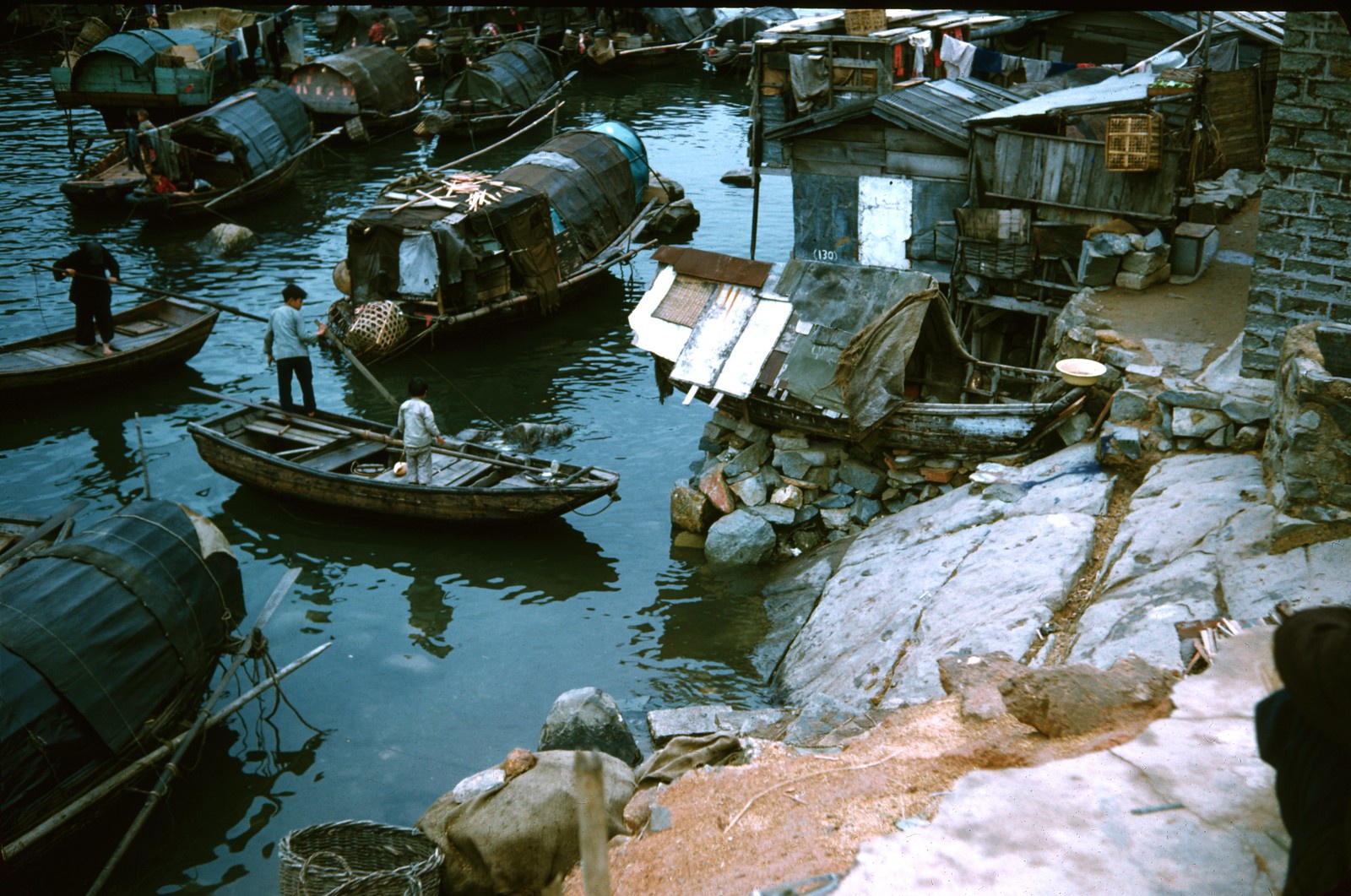 1960年代的香港,罕见街拍老照片,商业繁荣的大街小巷__财经头条