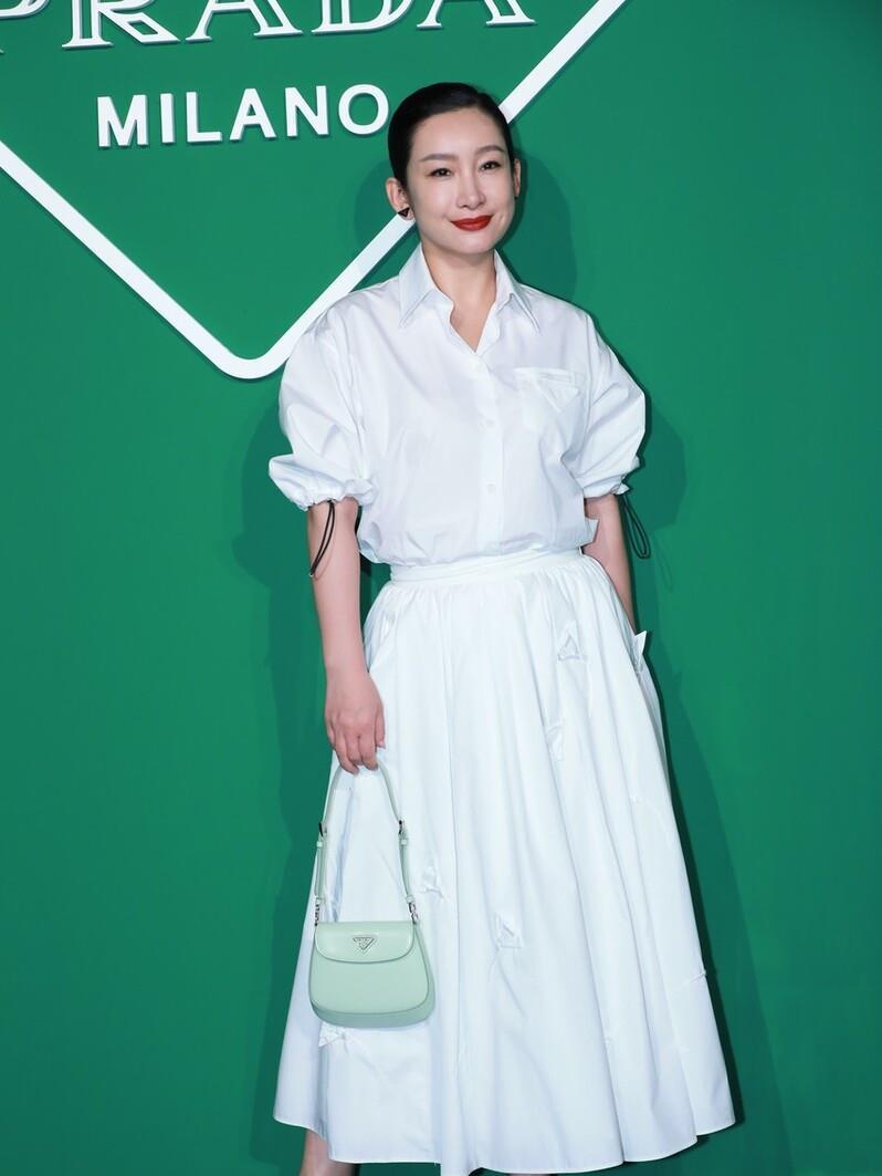 女星秦海璐身穿白色连衣裙,衬托优雅纯洁的气质