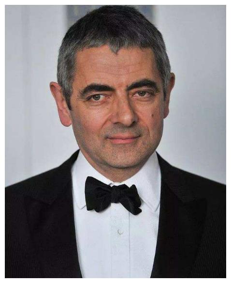 原来莉莉曾和憨豆一起出席过活动,从照片上来看,她的五官非常精致