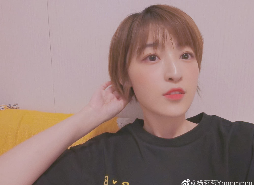 足球主播杨茗茗晒出自己的自拍照片