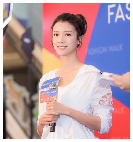 短发就已经很有气质了,没想到长发的蔡思贝更是女神范十足.