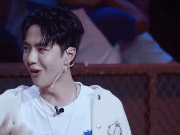 王一博跟自己的黑豹同框看到影子后粉丝佛系称呼豹豹猪