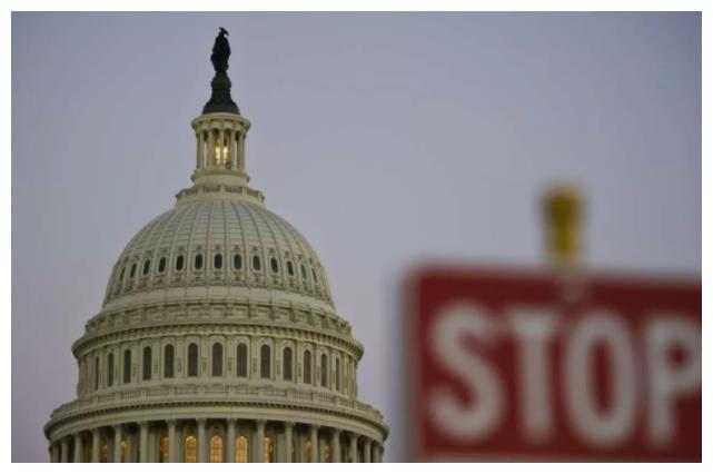 不明武装发起攻击，喀布尔机场爆发战火，拜登最担心的事发生了休闲区蓝鸢梦想 - Www.slyday.coM