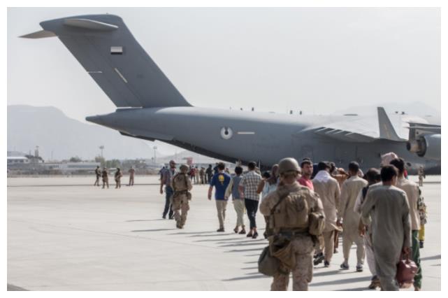 不明武装发起攻击，喀布尔机场爆发战火，拜登最担心的事发生了休闲区蓝鸢梦想 - Www.slyday.coM