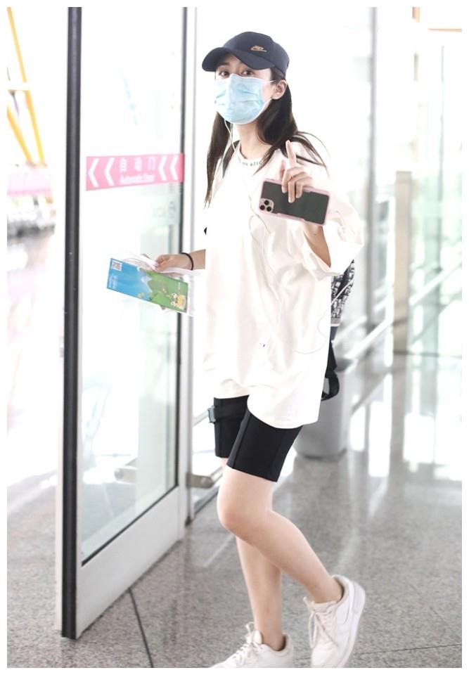 刘芸发文感谢姐姐后现身机场穿热裤秀美腿挥手打招呼