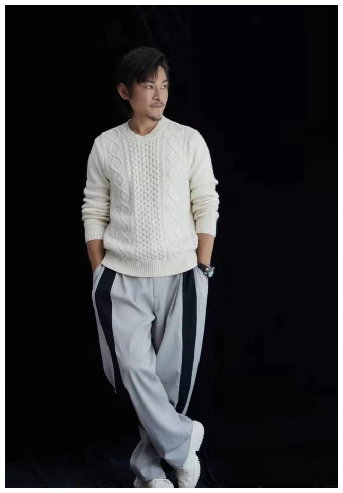 杜奕衡黑白文艺大片儒雅睿智,迷人眼神故事感爆棚