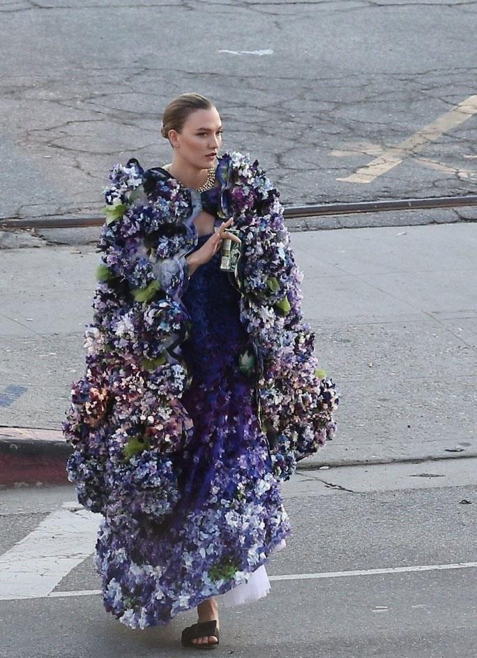 卡莉·克劳斯穿一身花衣拍大片,春日气质太浓烈,像花仙子