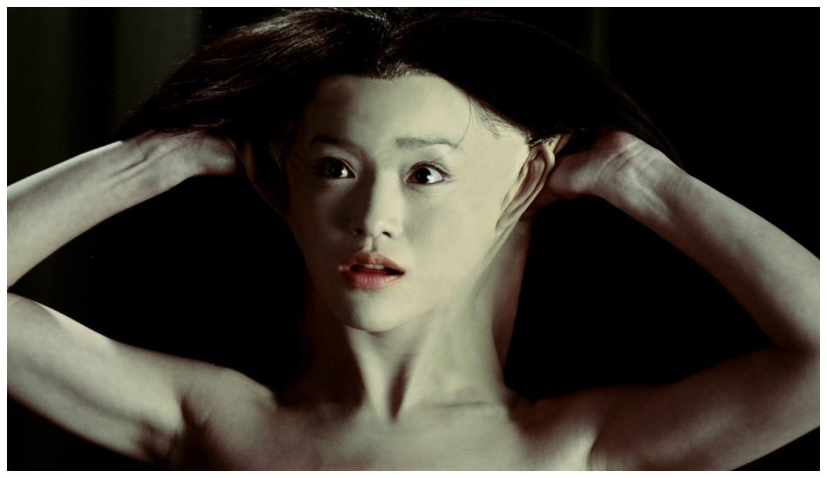 在电影版《画皮》中,画皮鬼从原本的纯粹的妖,纯粹的恶变成了一个希望