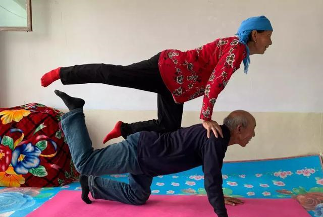 老人练瑜伽成网红主播这些瑜伽体式的难度也是没谁了