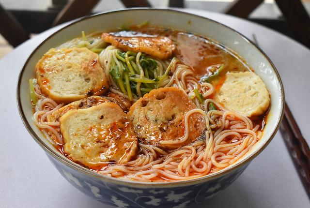 肉卷鸡蛋豆苗米粉这几天天气实在太热了,早餐不想做