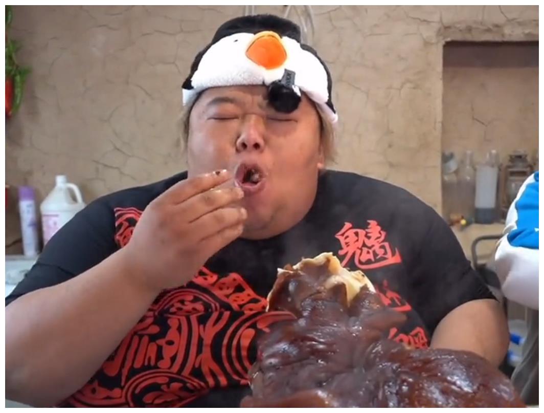 胖猴仔还聘请了一个助理,专门帮助自己来制作美食视频,和粉丝互动