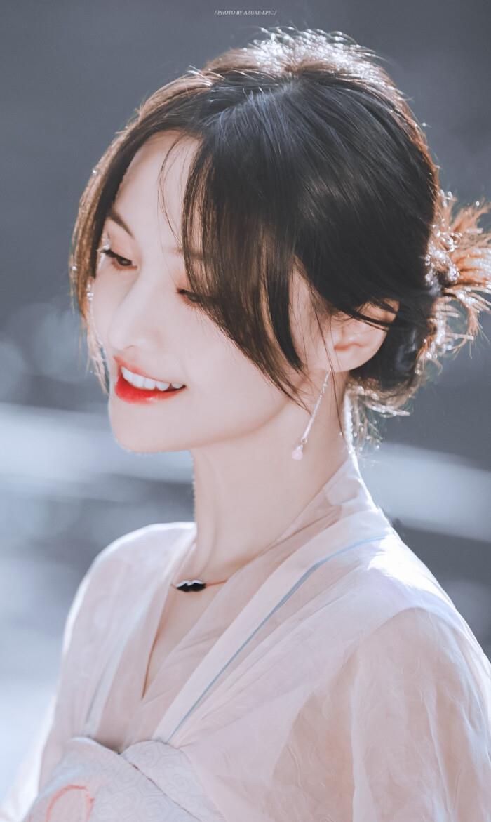 《我在颐和园等你》郑爽米色衬衫加阔腿裤美图分享,格外清纯动人