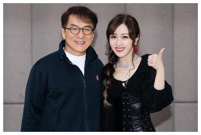 硬糖少女和成龙大哥合照其他人都是开心脸唯独郑乃馨不一样