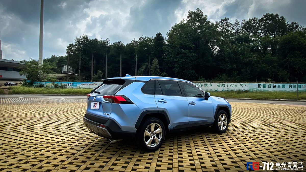 丰田rav4荣放车身改色膜电光青雾蓝