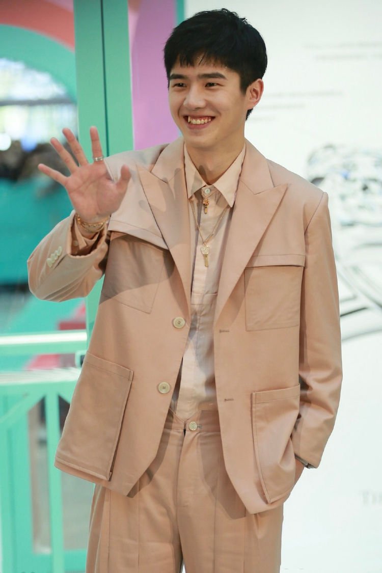 刘昊然怎么这么甜!一袭茱萸粉套装阳光又干净,笑起来我心都化了