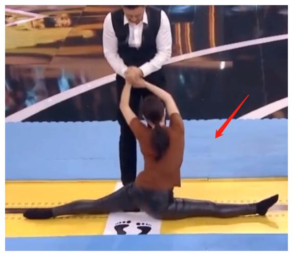 不愧国家队跳水出身的48岁陶虹穿皮裤一字马徐峥眼光很毒