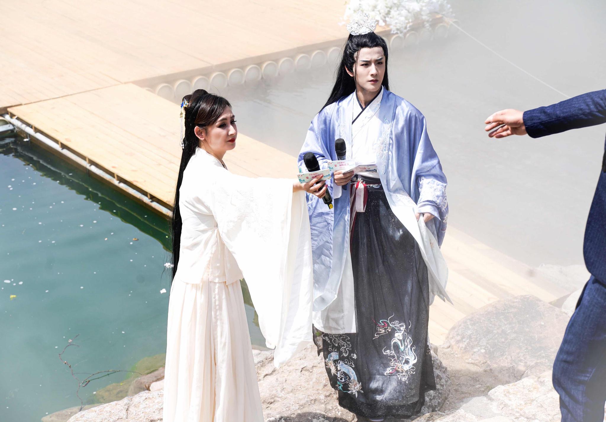 伍中元古装亮相亮桐花节,呤诗诵词带观众穿越千年