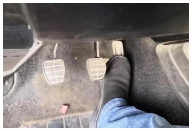 猛踩刹车和轻踩哪个对车的伤害大