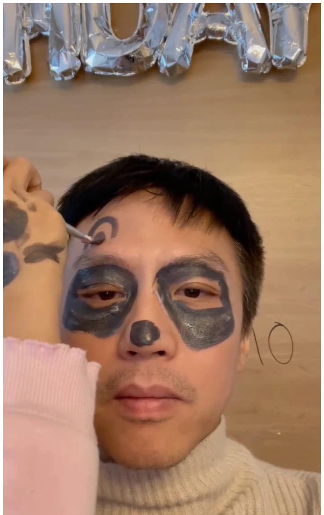 邓超被女儿画成熊猫脸生无可恋邓超被女儿折腾名场面