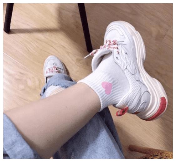 为啥女生的白袜子能一直保持那么白哈哈哈哈哈哈哈原来如此