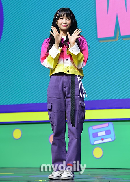 韩国女团weekly第三张迷你专辑《we play》发布会