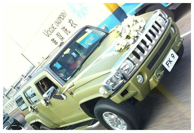 结婚前,陈小春的座驾是悍马h3(2005-2010)这辆悍马是陈小春花80万港币