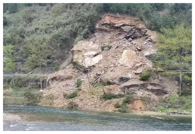 好端端的一座山突然就塌了,场面惊心动魄,镜头拍下全过程