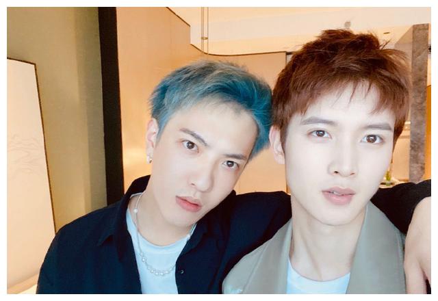 董岩磊探班陈宥维 父亲节合影互相为父亲送祝福