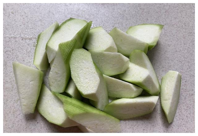 丝瓜切除二头去皮放案板上滚刀备用.