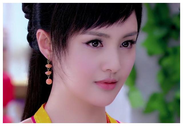 你还觉得郑爽身材平庸?当她穿上红色v领短裙时,立刻惊艳全场