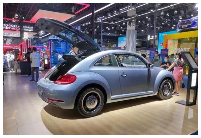 前都围了不少的人,为了吸引更高的关注度,它还带来了一辆蓝色的甲壳虫