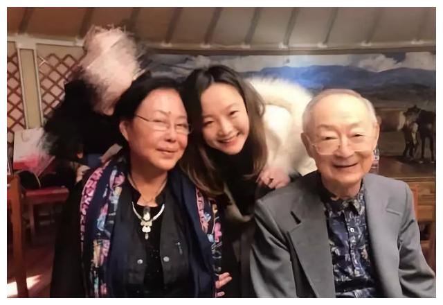 很巧妙的是这段婚姻到今年也持续了35年现如今88岁的陈亮声看上去依旧