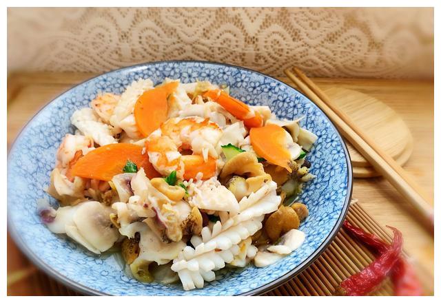 节日喜庆菜海杂拌海鲜一起炒颜色好看味道鲜美寓意全家福