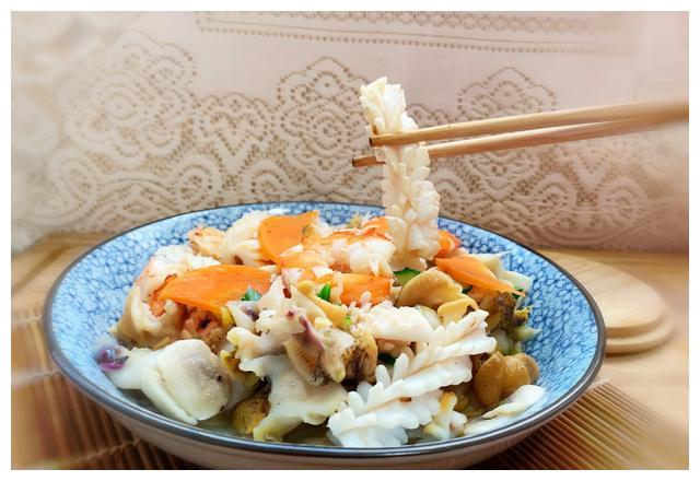 节日喜庆菜海杂拌,海鲜一起炒,颜色好看,味道鲜美,寓意全家福