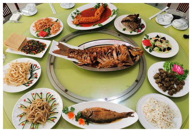 来到泰安的东平湖,必不可少的就是来品尝全鱼宴.