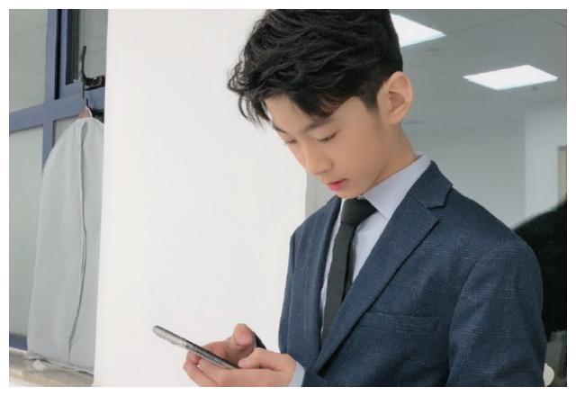 张悦轩才是整容式长大身穿西装五官俊朗堪称最帅星二代