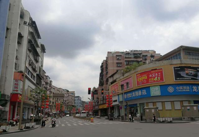 百年“金街”春熙路，不仅是西南第一商业街，也是繁华蓉城的象征