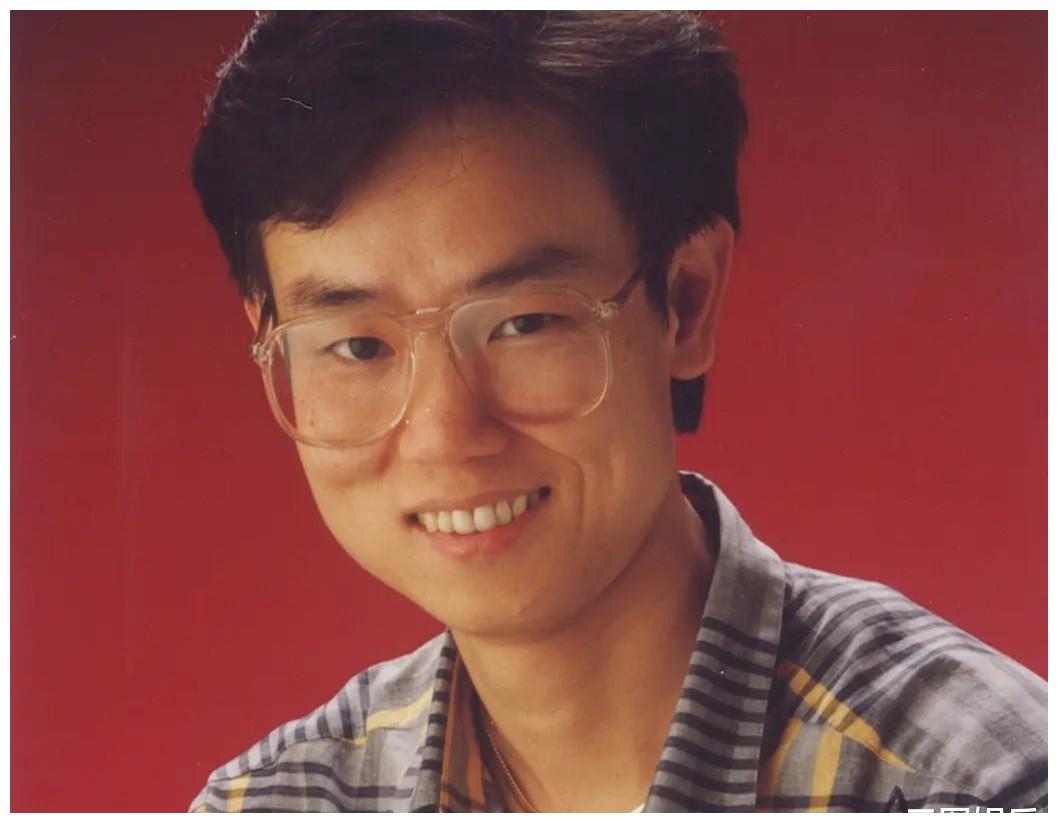 74岁黄百鸣为保持6块腹肌健硕身材,挑战高难度肩倒立