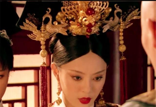 甄嬛传:各妃嫔旗头,华妃华丽,甄嬛精致,为何只有眉庄是歪的?
