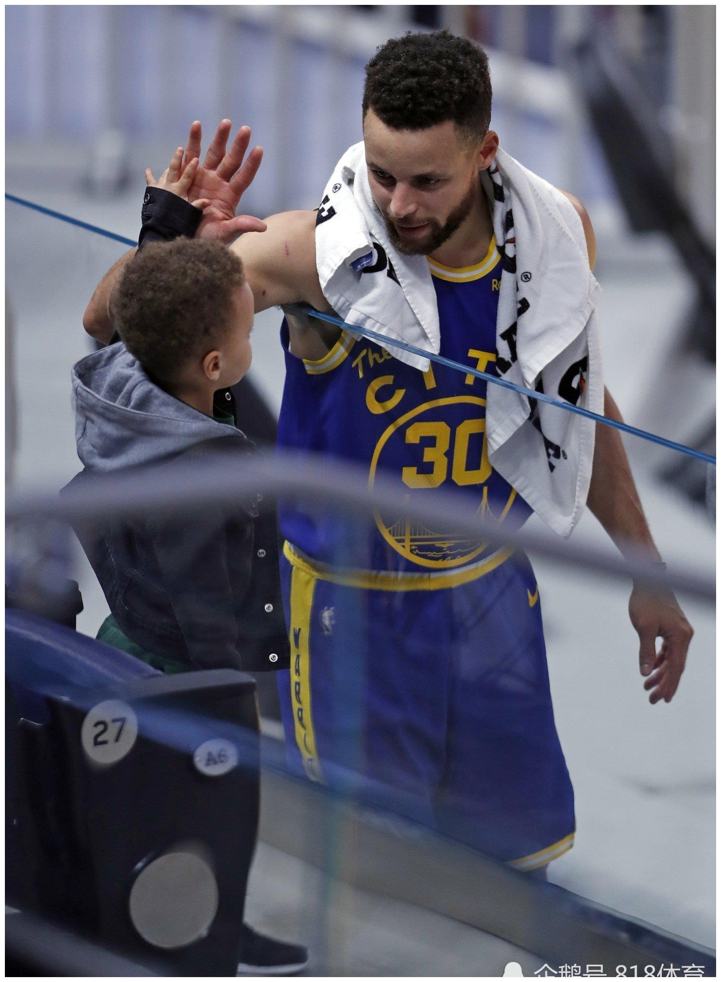 被迫营业库里生日赢球抱2岁儿子合影小卡农龇牙咧嘴职业假笑